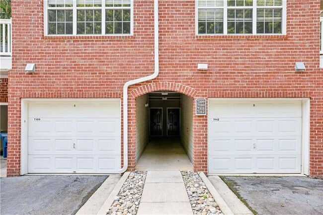 Foto del edificio - 7110 Woodland Ln