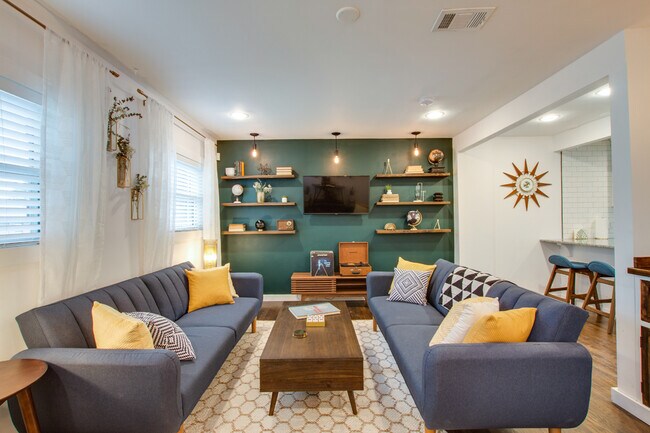 Sala de estar con estanterías empotradas - 723 Joseph Ave