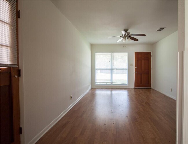 Foto del edificio - 8406 Burrell Dr