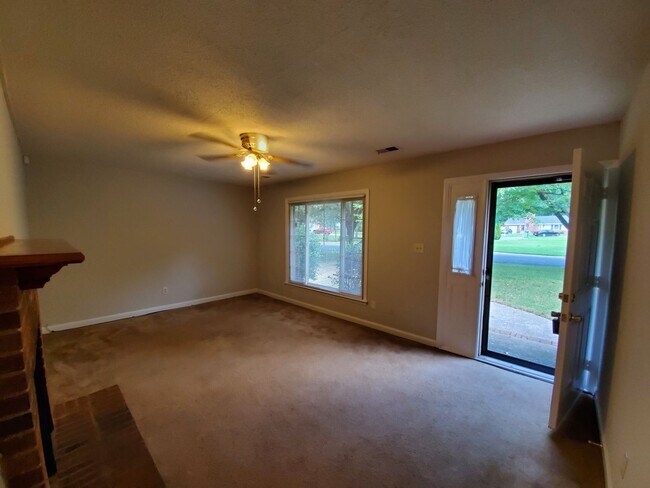 Foto del edificio - 3 Bedroom Home off WT Harris - in convenie...