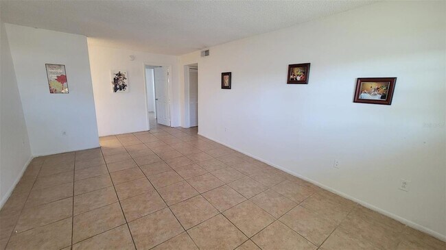 Foto del edificio - 826 Sky Lake Cir