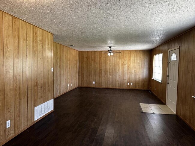 Building Photo - 409 Maple St