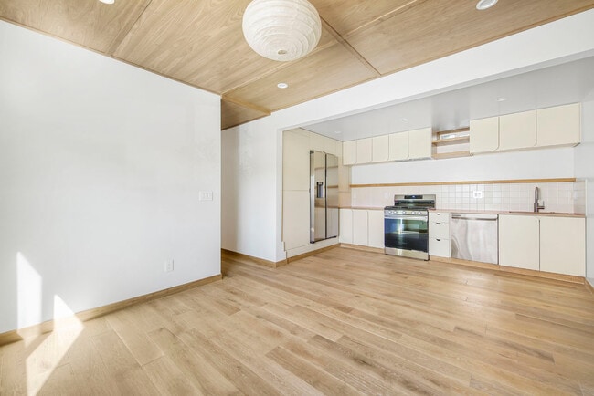 Building Photo - 3361 Hamilton Way