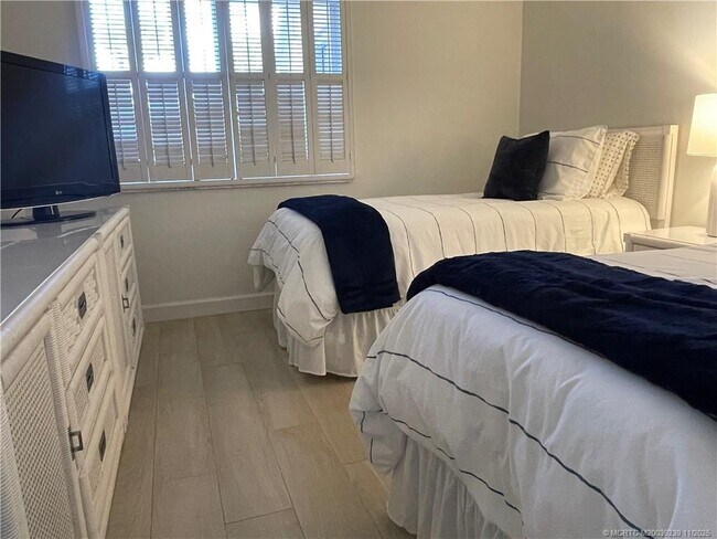 Building Photo - 484 NE Plantation Rd