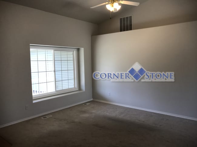 Building Photo - Great Nampa Home with Huge Backyard!