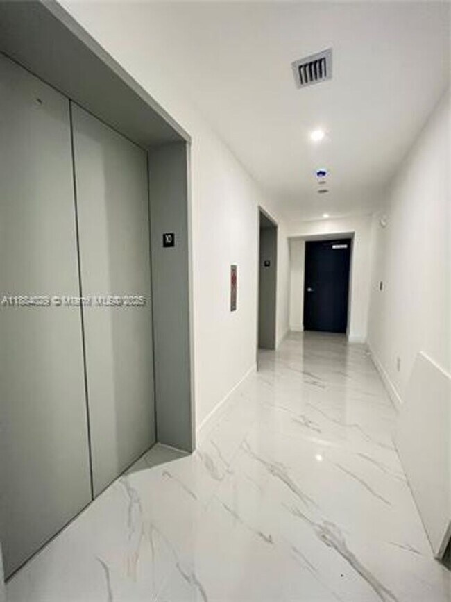 Foto del edificio - 700 NE 24th St