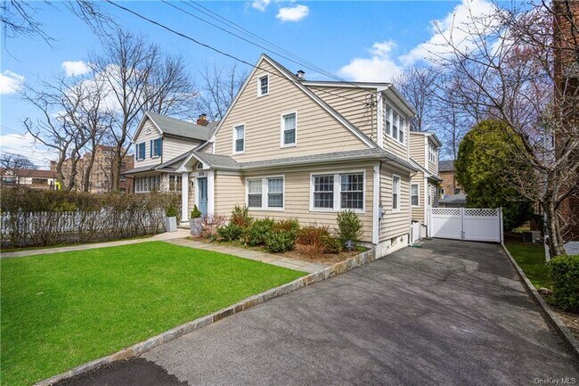 Building Photo - 225 Larchmont Ave