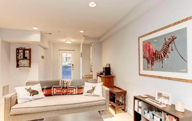 Foto del edificio - 1 + Den + Parking included! Modern Hidden ...