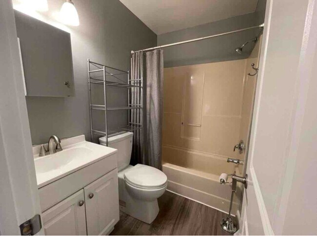 Building Photo - 208 Saratoga Ct