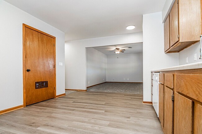Building Photo - Newly Updated Duplex