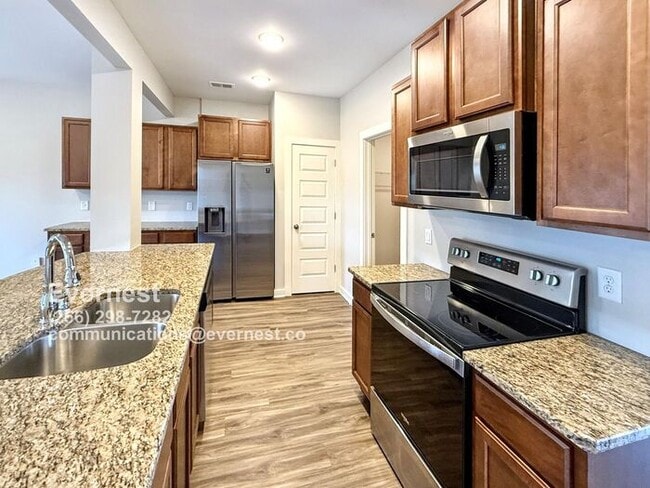 Building Photo - Spacious and Bright 3-Bedroom Home in a Co...
