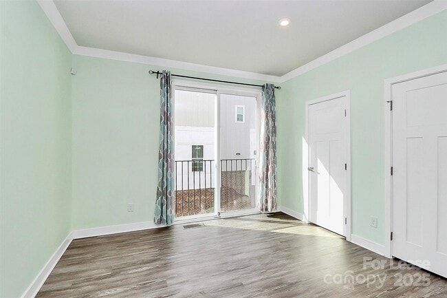 Building Photo - 228 Parkwood Ave