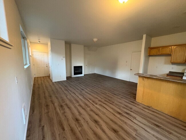 Foto del edificio - ALL NEW FLOORING, PAINT, APPLIANCES! FENCED YARD, CLOSE TO OLD MILL!
