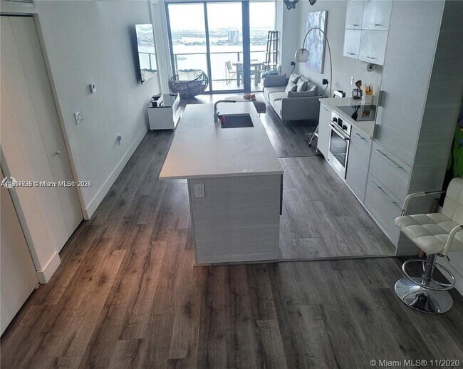 Foto del edificio - 650 NE 32nd St