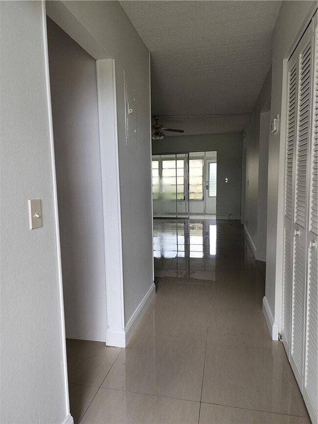 Building Photo - 9911 Sandalfoot Blvd