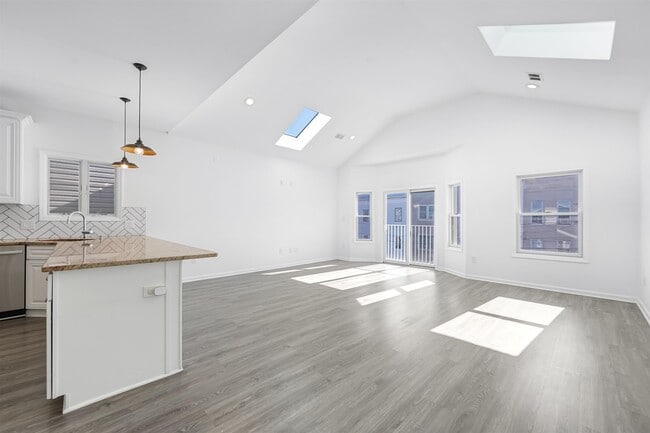 Building Photo - 62 Hutton St