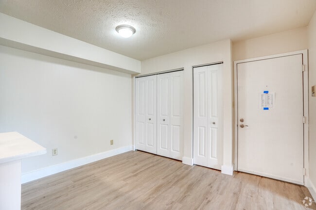 2BR, 1BA - 777SF - Golfview Apartments
