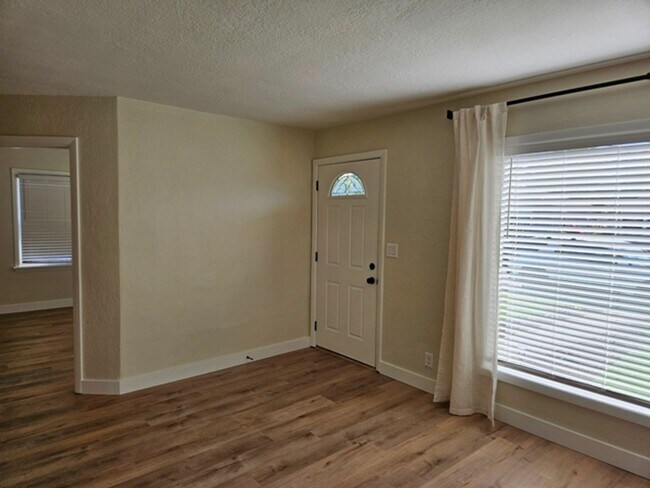 Foto del edificio - 3Bd/1Ba Single Story Home - For viewing!