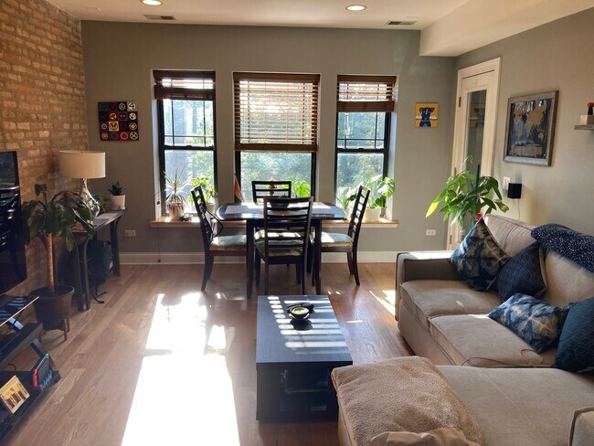 Foto del edificio - 7461 N Seeley Ave