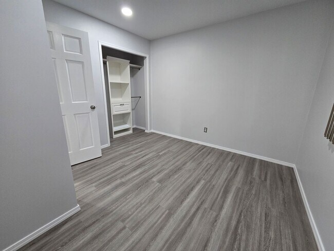 Building Photo - Extensively Remodeled 1 Bedroom 1 Bath Con...