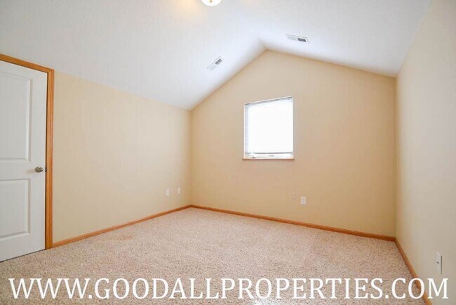 Foto del edificio - Must See!!! 3 Bedroom, 2 1/2 Bath Corner Unit Townhome in Urbandale