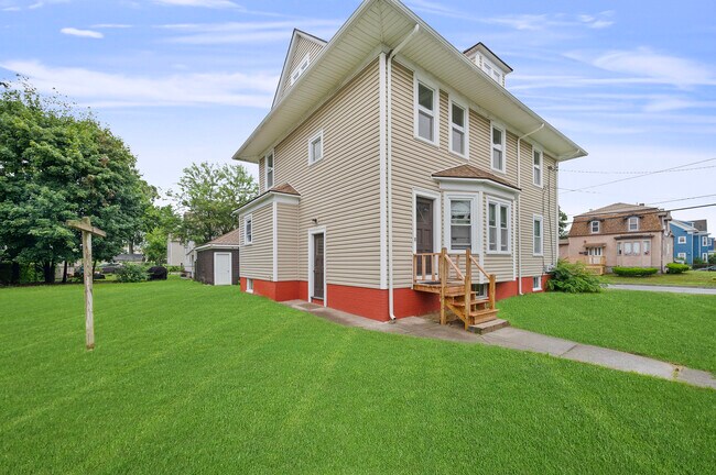Building Photo - 167 Woodbine St