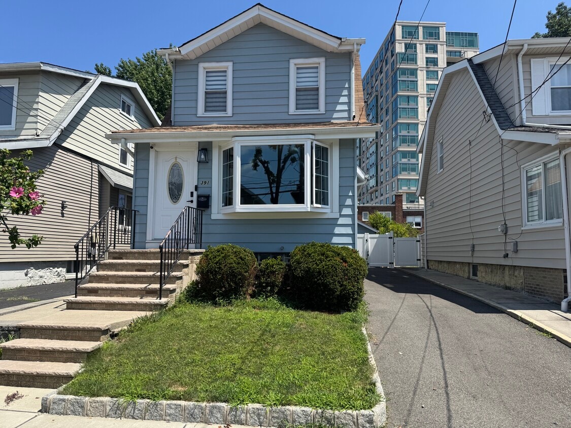 Primary Photo - 391 Columbia Ave