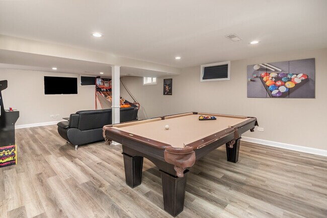 Building Photo - 823 Jay St