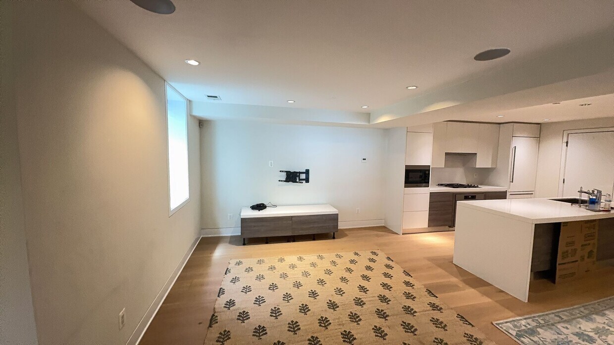 Foto principal - Luxurious 2 Bed 2 Bath Garden Level Condo ...