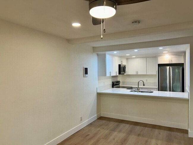 Building Photo - Beautiful finishes, MUST SEE! Renovated 1 bedroom condo in La Jolla Park Villas! Includes 1 COVER...