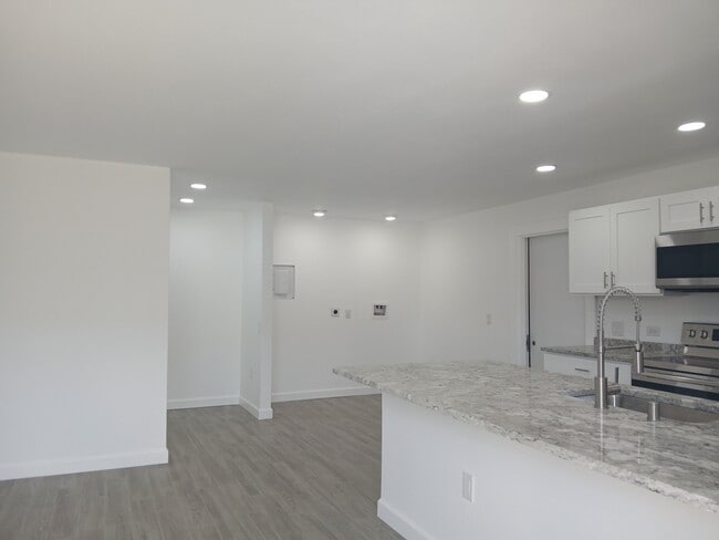 Building Photo - 309 Shore Rd