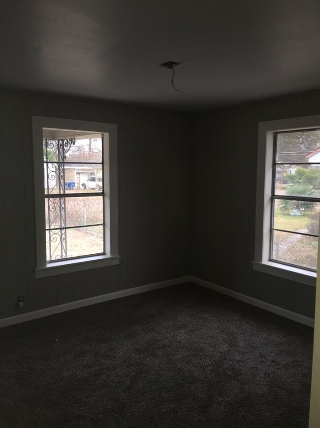 Building Photo - 3/1/1 Kilgore Fenced yard and Pet Friendly