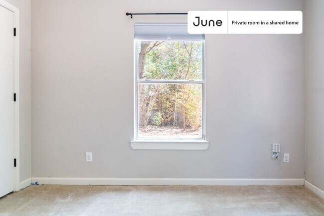 Building Photo - Private bedroom in 3 bed/2 bath Home