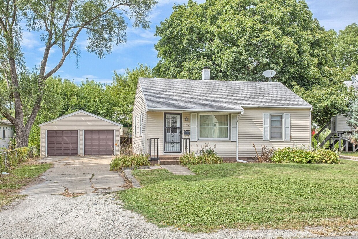 Primary Photo - 1714 W Clark - 2 Bed Bungalow - Available ...