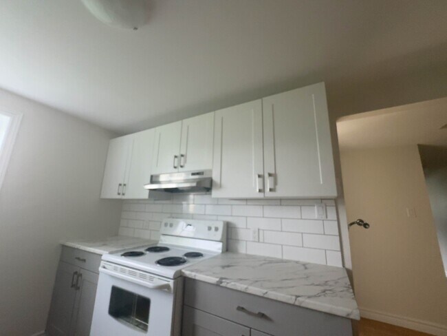 Building Photo - 668 Lalonde St