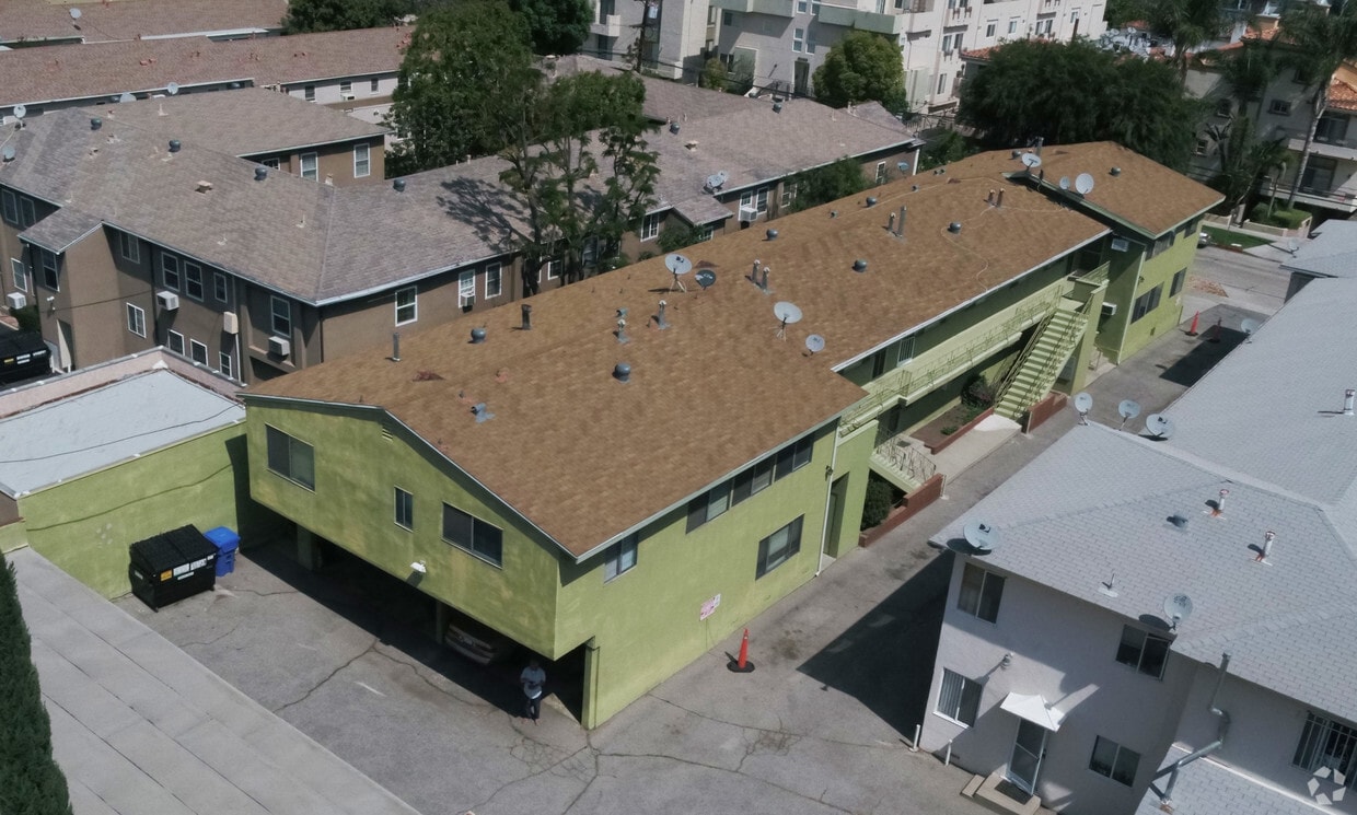 Building - 15028 Dickens St