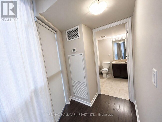 Building Photo - 352 Front St W