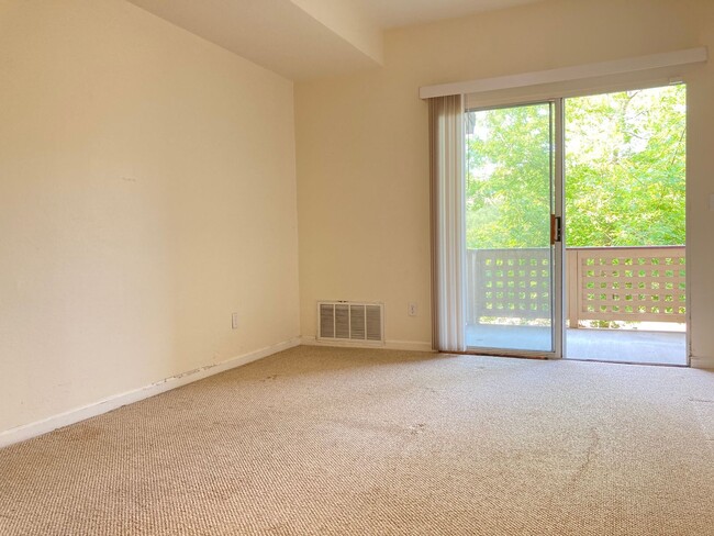Building Photo - Spacious sun filled 2 bedroom with Washer/...