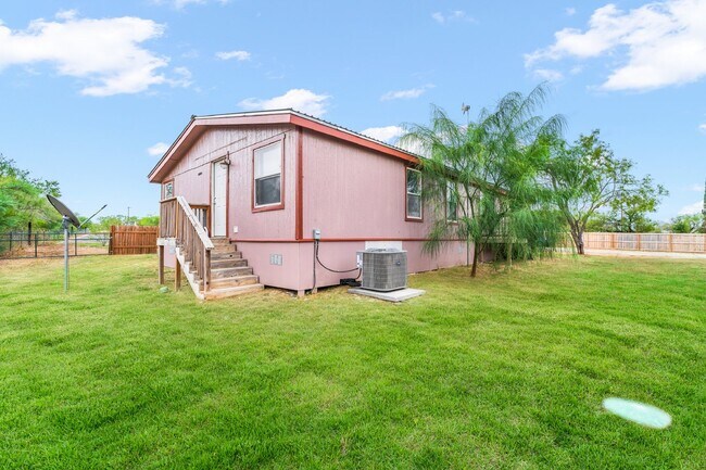 Building Photo - 8855 E Loop 1604 S #1 Adkins, TX 78101