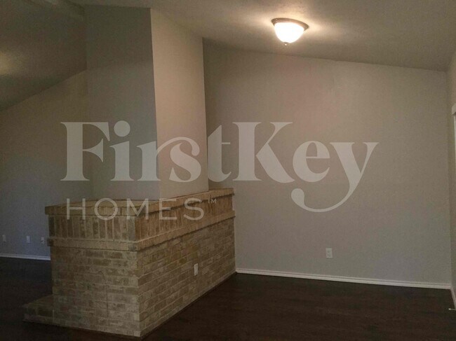 Building Photo - 717 Redbud Dr
