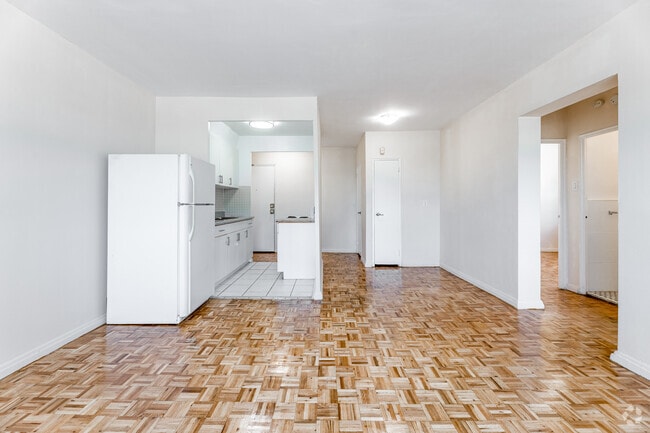 2BR, 1BA - 626SF - Living Room - 2355 Lake Shore Blvd W