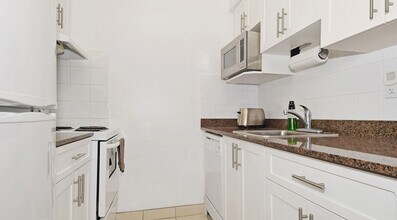 Building Photo - 1414 Davie St