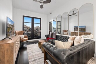 Building Photo - 609 W Dickson St