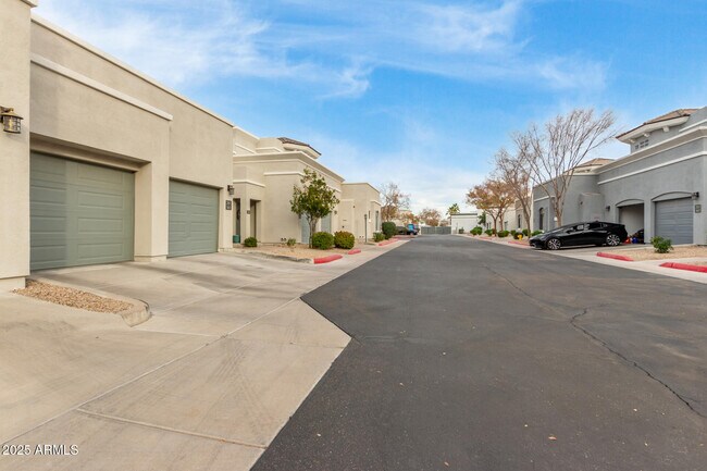 Foto del edificio - 295 N Rural Rd