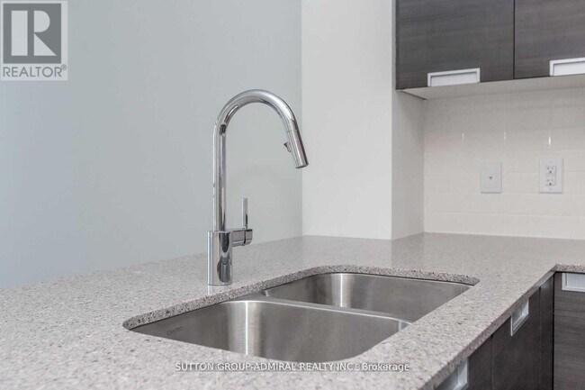 Photo du bâtiment - 5025 Four Springs Ave