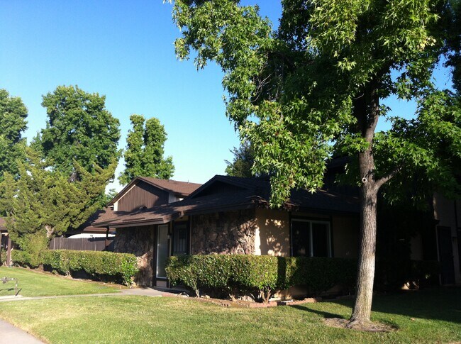 Building Photo - 10319 Restful Ct