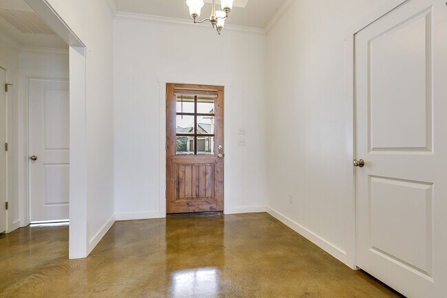 Building Photo - 5918 Southampton Pl