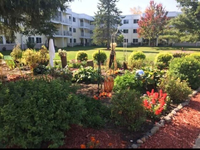 Building Photo - 130 Demont Ave