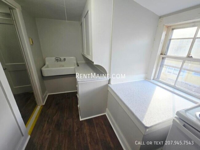 Foto del edificio - 402-404 Hammond Street-Apt. #3