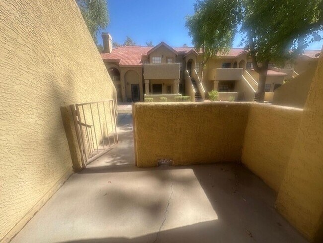 Foto del edificio - Move in ready 1 bedroom condo with garage!